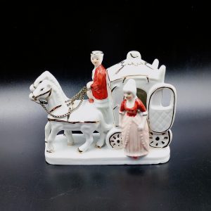 porcelanowa figurka przedstawiająca powóz