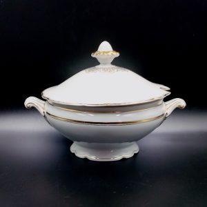 Waza porcelanowa KPM Krister barwy białej ze złoceniami zdobiona neorokokowymi uchwytami o nieco klasycystycznej formie