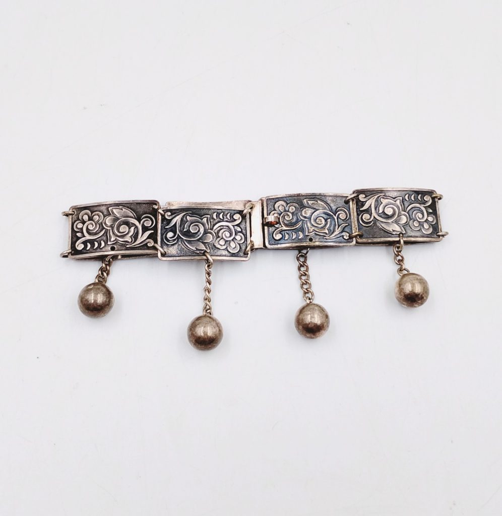 Bransoletka z białego metalu