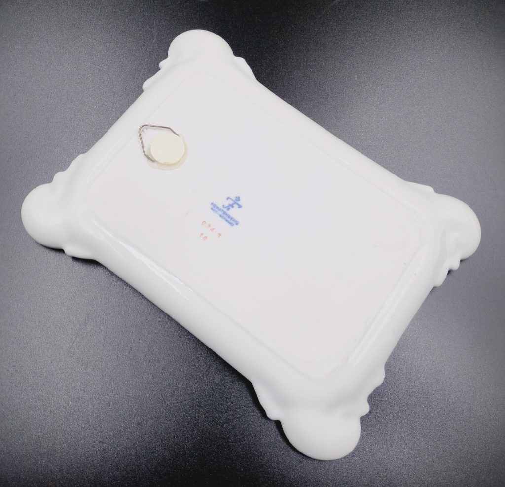 Sygnatura producenta porcelany Furstenberg na odwrocie białej porcelany