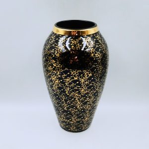 Wazon porcelitowy "Iza" z manufaktury Chodzież barwy czarnej z marmurkowymi złoceniami na białym tle