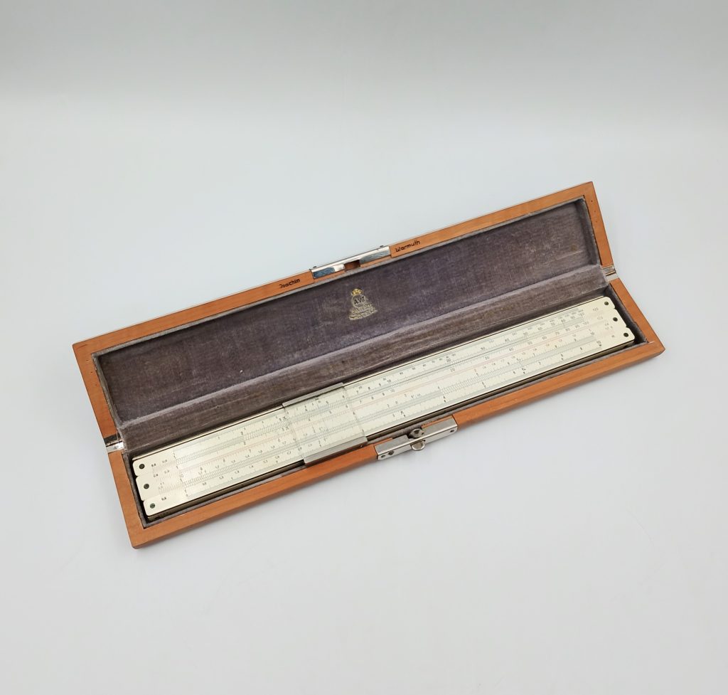 Suwak logarytmiczny Gebr. Wichmann, model numer 1418R III, wyrób przedwojenny, z lat 30stych opakowanie od A.W. Faber Castel 1/54 Darmstadt, sam suwak idealnie pasuje do opakowania, jest niezwykle podobny do modelu od Faber Castel wykonany z białego celuloidu w drewnianym etui