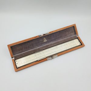 Suwak logarytmiczny Gebr. Wichmann, model numer 1418R III, wyrób przedwojenny, z lat 30stych opakowanie od A.W. Faber Castel 1/54 Darmstadt, sam suwak idealnie pasuje do opakowania, jest niezwykle podobny do modelu od Faber Castel wykonany z białego celuloidu w drewnianym etui
