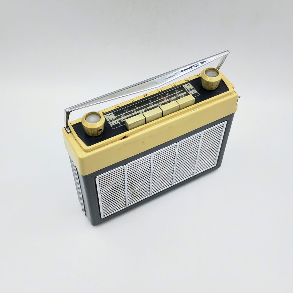 Radio Blaupunkt Mainz ATR na białym tle